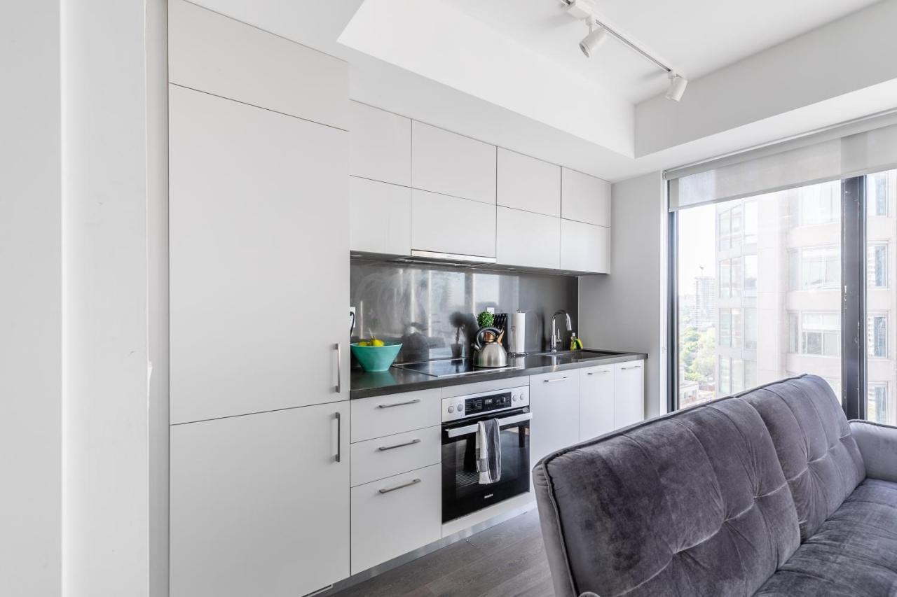 Designer 1Br + Study Suite In Coveted Yorkville Toronto Exterior photo